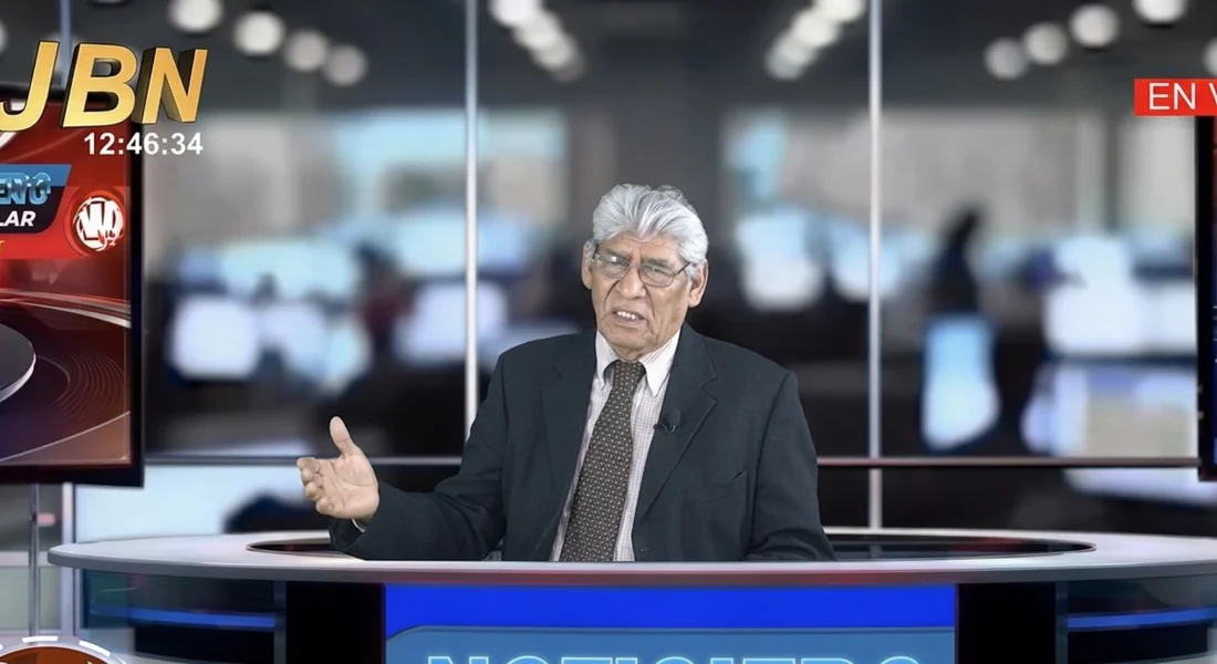Presentador de JBN TV en set informativo